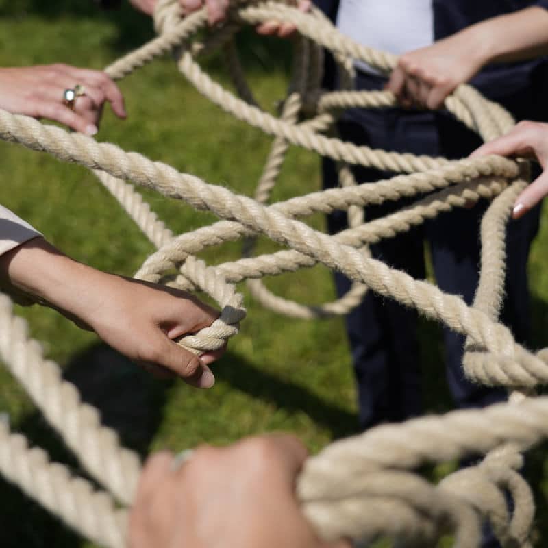 Retrospektive, Feedback, Hände halten Seil fest