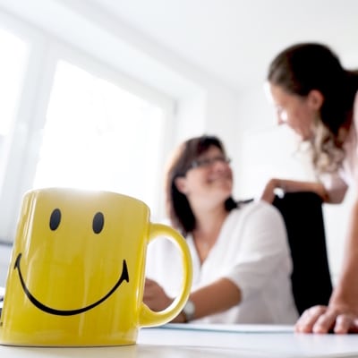 Kundenerwartungen erkennen und übertreffen, Communication Excellence, Lächeln auf Tasse