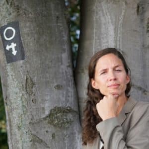 Coaching on the Job, Ziel Feedback, nachdenkliche Frau vor Baum