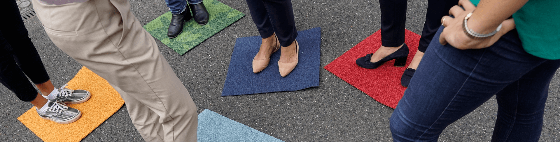 Selbstorganisierte Teams, Teamarbeit durch Selbsteuerung, New Work, Füße von Mitarbeitenden