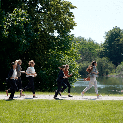 Selbstorganisierte Teams, Selbststeuerung im Team, Teams ohne Führungskraft, Frauen joggen