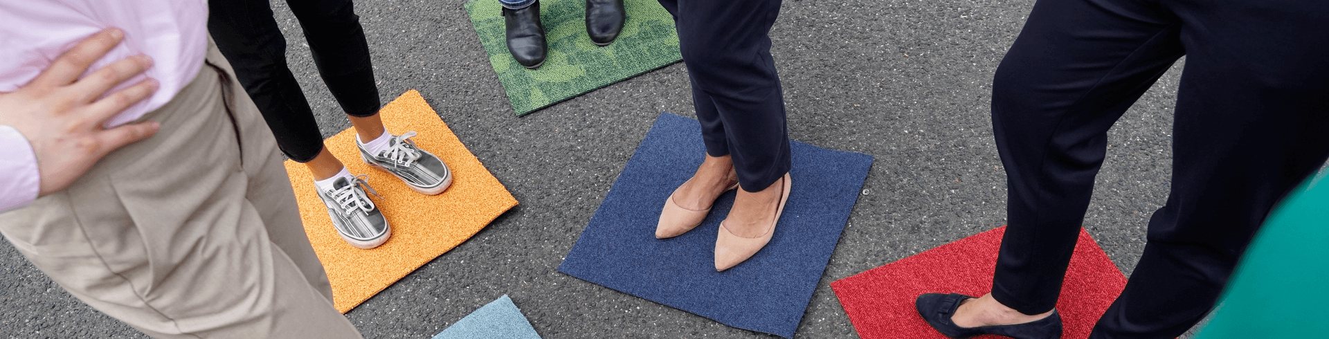 Teamentwicklung mit INSIGHTS MDI, Diagnoseinstrument, Füße auf bunten Positionen