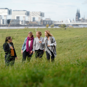 Vier Frauen in Feedbackrunde, die das kundenorientierte Verhalten steigern