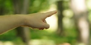 unternehmensleitbild_leitbildentwicklung_fingerzeig Unternehmensleitbild, Leitbild entwickeln und verankern, Finger zeigt in die Richtung