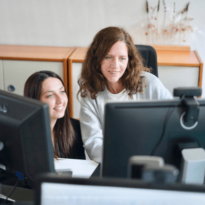 Fehlerkultur im Unternehmen etablieren, Psychologische Sicherheit fördern, Feedbackgespräch von zwei Frauen am Computer