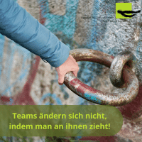 Veränderung im Team, Teamentwicklung, Hand zeiht an Metallring