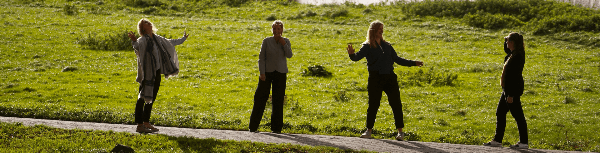 Veränderung im Team, Vier Frauen in verschiedenen Bewegungen und auf verschiedenen Standpunkten