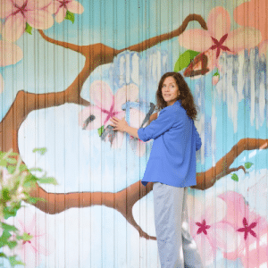 foerderung-der-resilienz-in-unternehmen_stress-resilienz-verbessern_frau-aeste Förderung der Resilienz in Unternehmen, Stress-Resilienz steigern, Frau vor Bild von Baum