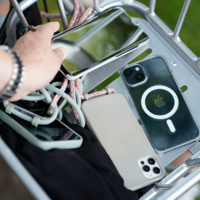 foerderung-der-resilienz_resilienz-in-unternehmen_handys-in-korb Förderung der Resilienz in Unternehmen, Resilienz in Unternehmen steigern, mehrere Handys liegen in einem Fahrradkorb