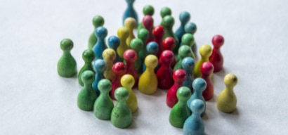 Agile Führung, Agiles Arbeiten, Spielfiguren in Gruppe aufgestellt