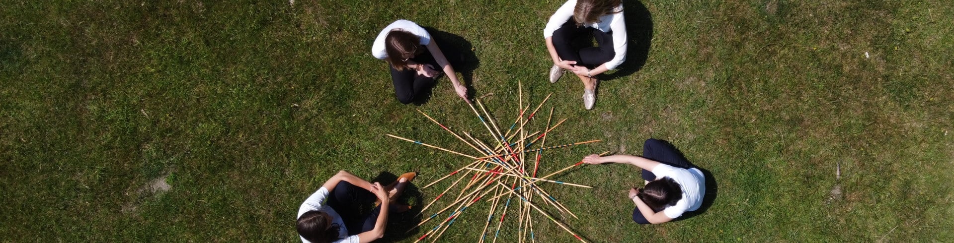 Agile Teams, Agile Teams aufbauen, Neue Arbeitswelt, Frauen besprechen Vorgehen beim Mikado-Spiel