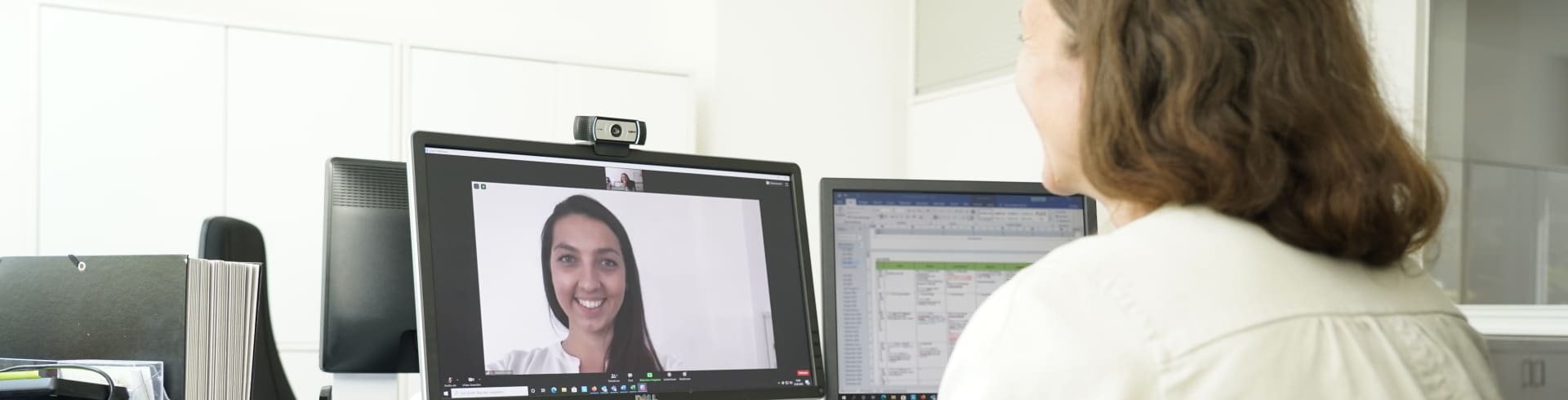 Virtuelle Teams, Erfolgsfaktoren für virtuelle Teams, zwei Frauen kommunizieren über Kamera