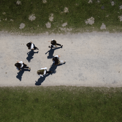 betriebliche-gesundheitsfoerderung_gesundheitsmanagement_mitarbeiter-gruppe-laufend Betriebliche Gesundheitsförderung, Gesundheitsmanagement, Gruppe laufender Mitarbeitenden