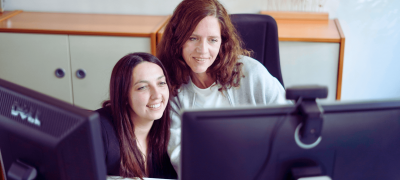 zusammenarbeit-im-team_zusammenarbeit-im-team-verbessern_zwei-frauen-arbeiten-an-pc Zusammenarbeit im Team, Zusammenarbeit verbessern, Zwei Frauen arbeiten zusammen an PC