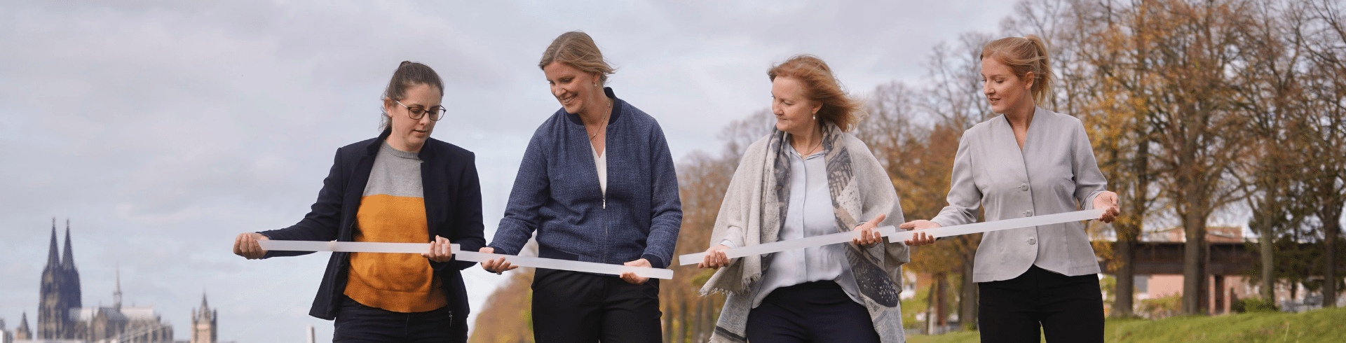 Zusammenarbeit im Team, Zusammenarbeit im Team verbessern, Vier Frauen beim Pipeline-Game