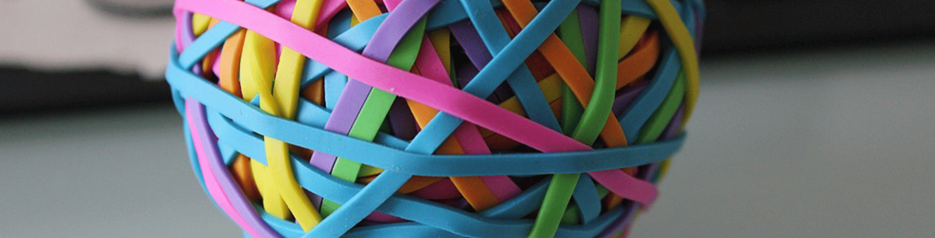 Agilität in Unternehmen, Warum Agilität in Unternehmen, Gummiball steht für Anpassungsfähigkeit