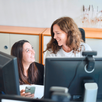 Führungskultur verändern, New Work Führung, Zwei Frauen im Gespräch am Computer