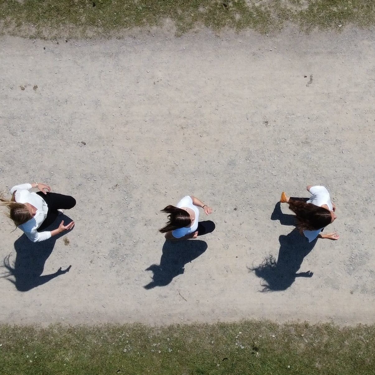Führungstraining, Vom Mitarbeiter zur Führungskraft, Menschen gehen hintereinander