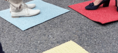 Persönlichkeitsentwicklung Coaching, Entscheidungscoaching, Füße auf verschiedenen Positionen