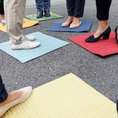 Persönlichkeitsentwicklung Coaching, Entscheidungscoaching, Füße auf verschiedenen Positionen