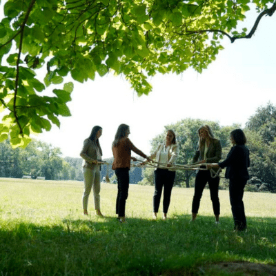 Persönlichkeitsentwicklung Coaching, Positive Gesprächsführung, Menschengruppe, die ein Netz aus Seil miteinander bilden