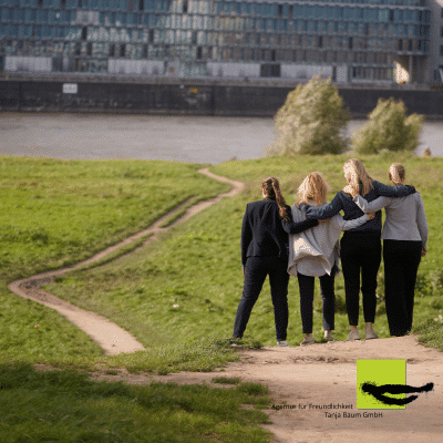 Unternehmensentwicklung, Organisationsentwicklung, vier Frauen in einer Reihe, Agentur für Freundlichkeit