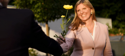 Wertschätzung Mitarbeiter, Wertschätzung und Kommunikation, Blume wird verschenkt