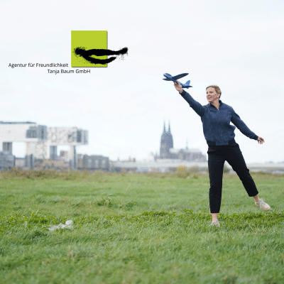 Führungskräfteentwicklung Coaching, Führungskräfte Coaching, Frau lässt Flugzeug steigen