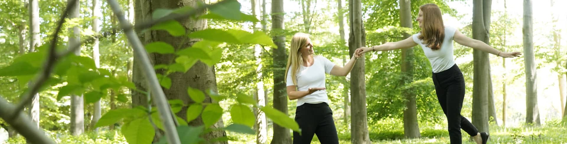 Führungskräfteentwicklung Coaching, Führungskräfte Coaching, Frau hilft anderer Frau beim Balancieren