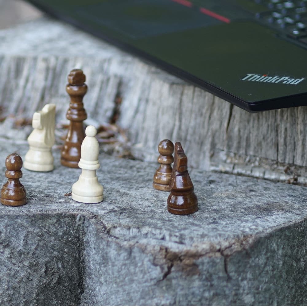 Kundenorientierte Kommunikation, Kundenkommunikation, Schachfiguren vor Laptop auf Baumstumpf aufgestellt