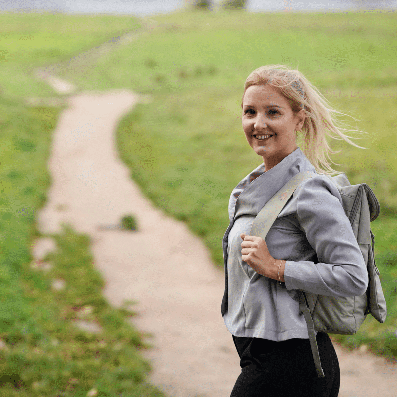 Kundenorientierte Kommunikation, Kundenkommunikation, Persönlichkeitsentwicklung Frau macht sich auf den Weg