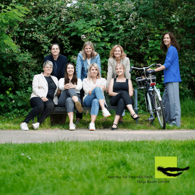 Kundenorientierte Kommunikation, Kundenkommunikation, Team Agentur für Freundlichkeit auf Bank sitzend