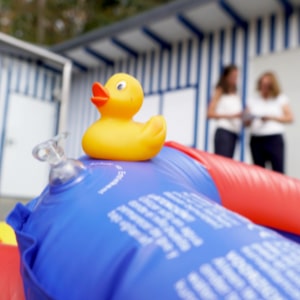 Organisationsentwicklung im Freizeitbad, Kundenzufriedenheit, Badeente auf Schwimmreifen