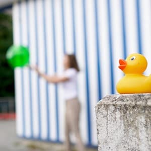 Organisationsentwicklung im Freizeitbad, Kundenzufriedenheit, Grüner Ball wird hochgeworfen