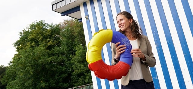 Organisationsentwicklung im Freizeitbad, Kundenzufriedenheit, Frau hält Schwimmreifen