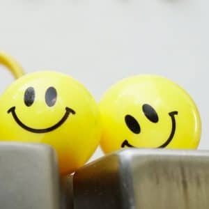 Organisationsentwicklung im Freizeitbad, Kundenzufriedenheit, Zwei Smileys auf Bällen liegen auf Stufen