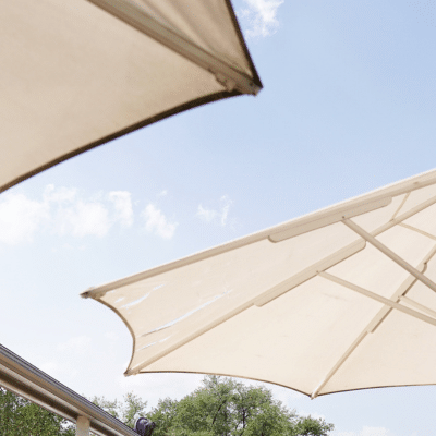 Stressmanagement, Stressmanagement Methoden, Sonnenschirme vor blauem Himmel