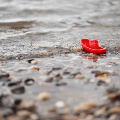 Stressmanagement, Stressmanagement Methoden, rotes Schiffchen im Wasser