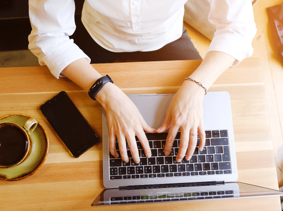 Online-Coaching, Online-Coaching Unternehmen, Hände auf Laptoptastatur