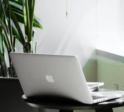 Online-Coaching, Online-Coaching Unternehmen, Laptop auf Tisch