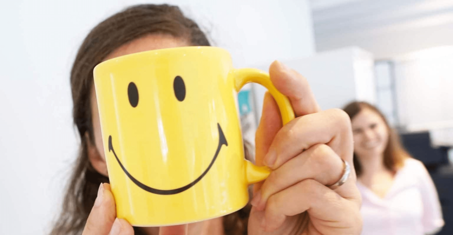 Effektive Meetings gestalten, Teammeetings gestalten, Lächeln auf Tasse