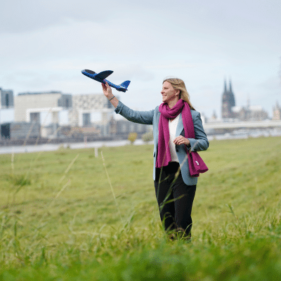 Führungskräfte Coaching, Vom Mitarbeiter zur Führungskraft, Frau lässt Flugzeug steigen