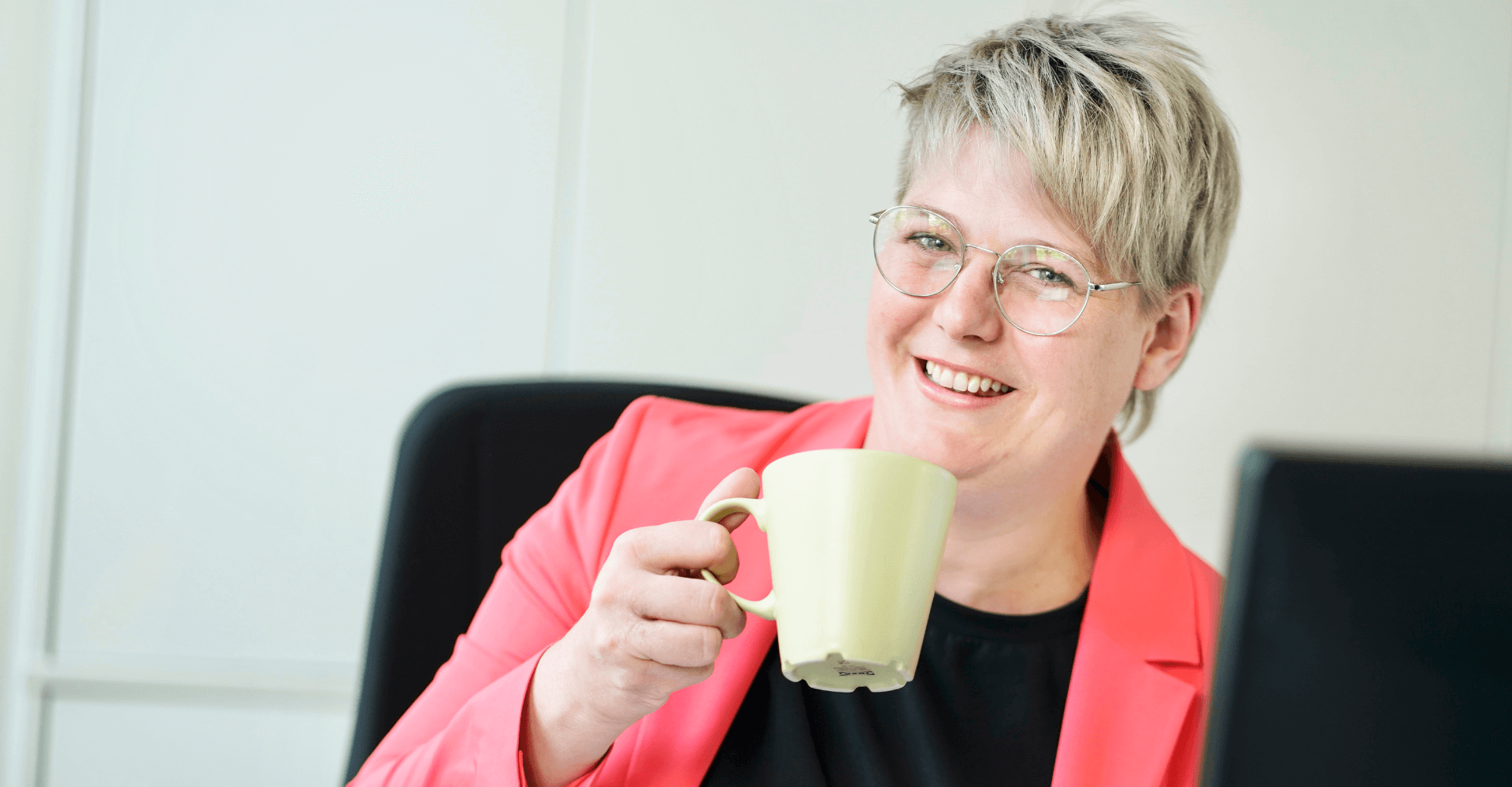 Kundenzentrierung, Kundenzentriertes Denken, Kundin lacht zufrieden