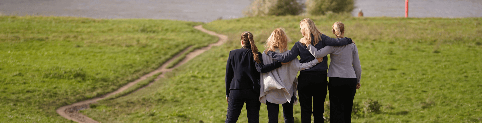 Kulturentwicklung, Unternehmenskultur entwickeln, Frauen schauen auf den gemeinsamen Weg