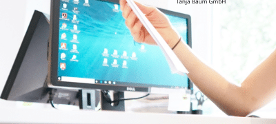 Richtig delegieren, KI und Führungskompetenzen, Arm vor PC