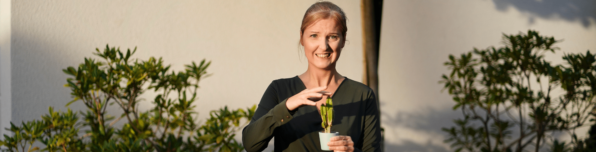 Umgang mit schwierigen Kunden, Positive Kommunikation, Frau berührt Kaktus