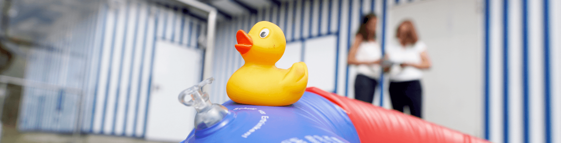 Agentur für Freundlichkeit, Referenz Natur Solebad Werne Jürgen Thöne, Badeente vor sprechenden Frauen