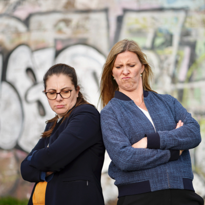 Polarisierung, Spaltungstendenzen in der Arbeitswelt, zwei Frauen emotional abgewandt