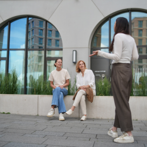 Offene Kommunikation im Team, Psychologische Sicherheit erhöhen, Frauengruppe diskutiert