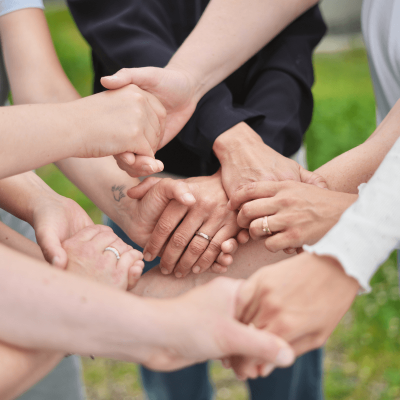 Team-Kommunikation verbessern, Teamzusammenhalt stärken, Netz aus Händen, die ineinander greifen und halten